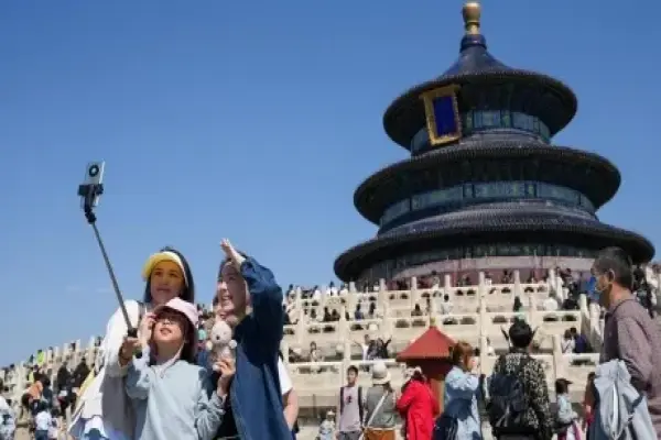 Gấp Đôi Tốc Độ: 1/5 Người Trẻ Anh Dùng AI Thiết Kế Kỳ Nghỉ, Dù Vẫn Chọn Tour Truyền Thống